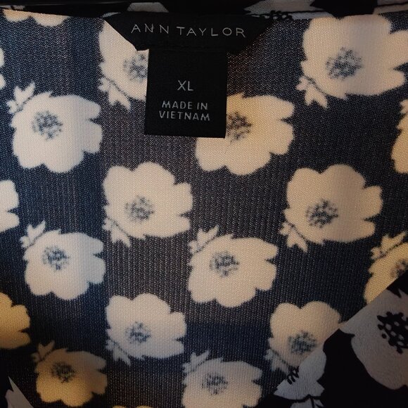Ann Taylor Poppy Floral Flowy Floral Long Sleeve Black White Pullover Blouse XL - Picture 4 of 6